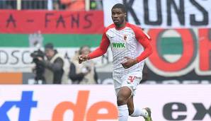 Kevin Danso im Trikot des FC Augsburg mit dem Ball am Fuß