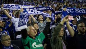 Die Schalker Fans feiern ihr Team an.