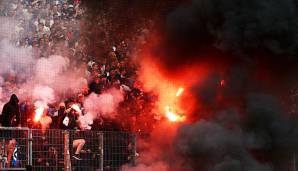 Ein Großteil der HSV-Fans honorierte die Leistung der Mannschaft trotz des Abstiegs und spendeten Applaus. Doch einige Chaoten ließen ihrem Frust kurz vor Schluss freien Lauf und sorgten für eine minutenlange Spielunterbrechung.