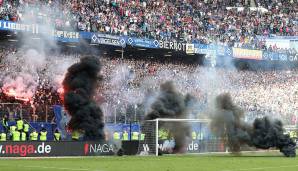 In der Nachspielzeit warfen HSV-Fans Feuerwerkskörper in den Gladbacher Strafraum und sorgten für eine minutenlange Spielunterbrechung.