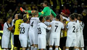 Nach seinem Treffer kamen beide Teams zusammen und ließen Weidenfeller hochleben.