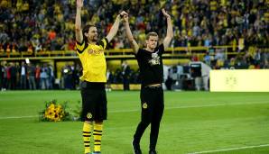 Bei so vielen prominenten Gästen war natürlich auch Zeit, andere BVB-Legenden hochleben zu lassen. Hier feiern Neven Subotic und Sven Bender vor der Südtribüne.