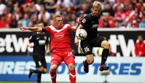 Rouwen Hennings im Duell mit Martin Hinteregger.