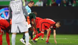 Die Spieler von Eintracht Frankfurt und dem VfL Wolfsburg halfen, die Ostereier vom Platz zu befördern.