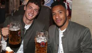 Franzosen und Weltmeister unter sich: Benjamin Pavard (darf der schon Alkohol?) und Corentin Tolisso.