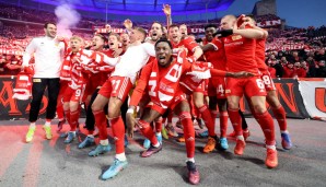 22.3.2022: Nach dem 1:4 im Stadt-Derby gegen Union Berlin feiern Unions Spieler ausgelassen im Olympiastadion. Herthas Spieler werden dagegen gleich doppelt gedemütigt.