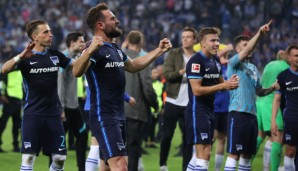 23.05.2022: Auch die Relegationsspiele gegen den HSV verlaufen zunächst überhaupt nicht nach Plan. Die erste Partie verliert man chancenlos mit 0:1, erst im Rückspiel kann die Hertha das Blatt wenden. Durch einen 2:0-Sieg bleibt man in der Bundesliga.