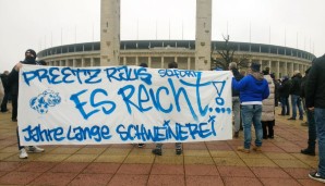 23. Januar 2021: Nach der 1:4-Niederlage beim Rückrundenauftakt gegen Werder Bremen fordern Fans auf dem Olympischen Platz den Rücktritt der Vereinsführung. Dabei steht vor allem Manager Michael Preetz im Zentrum der Kritik.