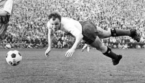 PLATZ 9 - UWE SEELER (Hamburger SV): 30 Tore in der Saison 1963/64. Die nächste Hamburger Vereinslegende, die sich die Kanone unter den Nagel riss. Allerdings reichte es in der Premierensaison nur zu Rang sechs. Meister wurde der 1. FC Köln.