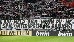 FANS VON EINTRACHT FRANKFURT bieten ihrem Trainer Adi Hütter an, mögliche Unterbrechungen aufgrund beleidigender Plakate gegen Dietmar Hopp taktisch einzusetzen: "Adi, meld dich, wenn du eine Spielunterbrechung brauchst."