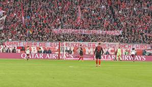 FANS DES FC BAYERN MÜNCHEN kritisieren die Schwerpunktsetzung der öffentlichen Aufmerksamkeit im Zuge der Aufregung über die Hopp-Plakate: "Wen müssen wir beleidigen, damit über die EU-Grenzpolitik nachgedacht wird?"