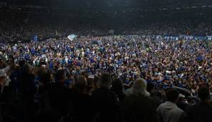 Schalker Fans stürmten nach dem Bundesliga-Aufstieg den Rasen.