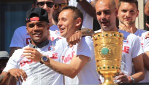 Rafinha und Douglas Costa feiern gemeinsam mit Trainer Pep Guardiola