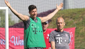 Arjen Robben und Robert Lewandowski sprechen deutsch auf dem Feld