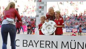 Arjen Robben posiert nach überstandener Alaba-Weißbierdusche derweil mit seinen beiden Söhnen für's Familienalbum.