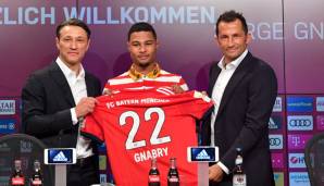 Der FC Bayern heißt Trainer Niko Kovac (l.) und Rückkehrer Serge Gnabry (M.) willkommen.