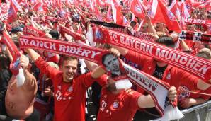 Bei strahlendem Sonnenschein war der Marienplatz früh gefüllt. Die Fans hatten sich in Schale geschmissen - oder selbige komplett abgelegt. War ja schön warm.