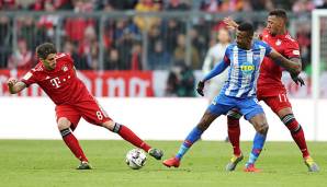 Javi Martinez und Jerome Boateng nehmen Herthas Salomon Kalou im Verbund den Ball ab.