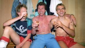 Jupp Heynckes (M.) zusammen mit Hansi Flick (r.) bei der Meisterfeier 1989.