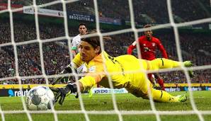 Eine der Szenen des Spiels: Gladbach-Keeper Yann Sommer kratzt einen Kimmich-Schuss gerade noch von der Linie.