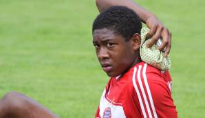 David Alaba erfrischt sich in einem Spiel der U17 des FC Bayern.