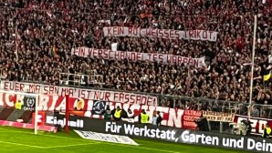 "Euer Mia san Mia ist nur Fassade": Ultras des FC Bayern haben die Klubführung mit Transparenten während des Bundesliga-Topspiels gegen Bayer Leverkusen scharf attackiert.