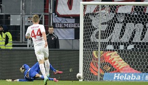 Gleich schlägt's ein. Eintracht-Keeper Trapp streckt sich gegen Harniks Schuss vergeblich