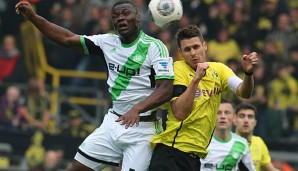 Wolfsburgs Junior Malanda (l.) im Kopfballduell mit Sebastian Kehl