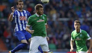 Aaron Hunt (M.) wurde vor dem Spiel von den Werder-Fans verabschiedet