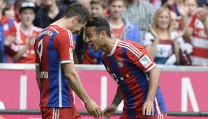 Robert Lewandowski (l.) feiert zusammen mit Thiago