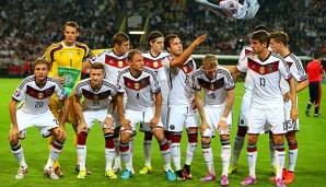 Marco Reus, Mario Götze und Andre Schürrle beim Mannschaftsfoto der Nationalmannschaft vor dem Spiel gegen Schottland.