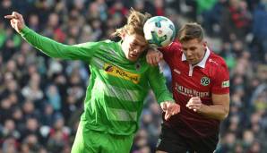 Jannik Vestergaard (l.) und Niclas Füllkrug bearbeiten sich im Kopfballduell.