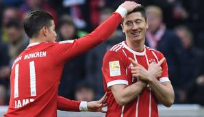 James Rodriguez gratuliert dem dreifachen Torschützen Robert Lewandowski.