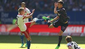 Lewis Holtby und Janik Haberer beweisen hier, dass es ein kampfbetontes Spiel war.