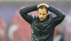 Schalkes Trainer Domenico Tedesco im Regen von Leipzig.