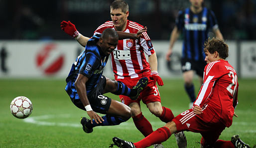 Bayerns Holger Badstuber (r.) mit einem fairen Tackling gegen den stets gefährlichen Samuel Eto'o