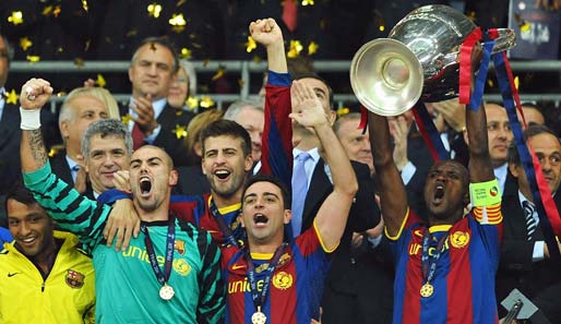 Da ist das Ding! Abidal (r.) stemmt den Pokal in die Höhe, Xavi, Pique und Valdes strahlen um die Wette