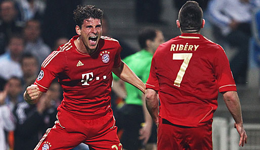 Mario Gomez (l.) und Franck Ribery feiern nach dem Führungstreffer kurz vor der Pause