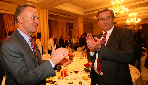 Karl-Heinz Rummenigge (l.) und Karl Hopfner klatschen Beifall nach dem Finaleinzug