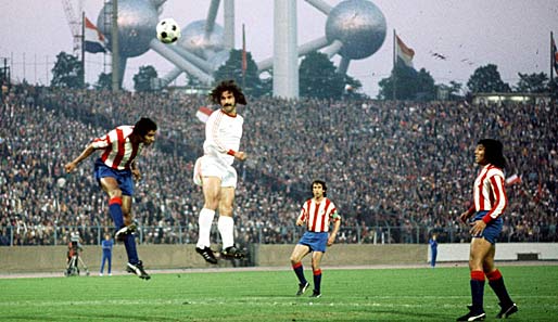 Finale Nummer eins: Gerd Müller beim Kopfball gegen Atletico Madrid 1974 in Brüssel