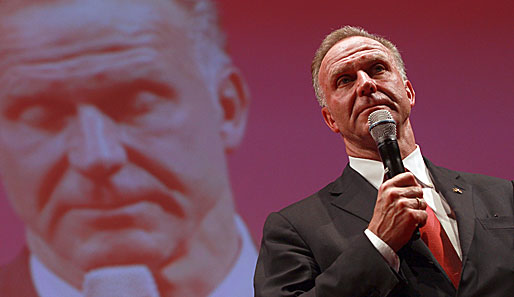 Karl-heinz Rummenigge wendete sich am späten Abend den geladenen Gästen im Postpalast zu