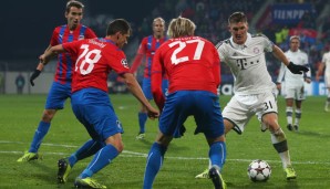 Bastian Schweinsteiger wird von mehreren Pilsen-Spielern gestellt