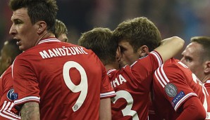 Brachte den FCB in Führung: Thomas Müller herzt Rafinha nach dem 2:1