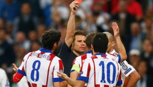 Dr. Felix Brych verweist Arda Turan des Feldes