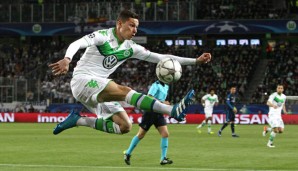 Julian Draxler schenkte sein Trikot nach Spielende einer UEFA-Offiziellen