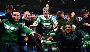 Ein Fan von Celtic Glasgow hat einen Polizisten mit einem Burger beworfen