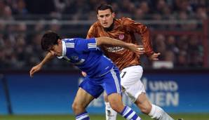 Eisenharter Verteidiger bei St. Pauli: Ralph Gunesch (r.) im Zweikampf mit dem Schalker Raul.