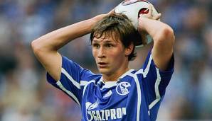 Vor 12 Jahren: Benedikt Höwedes beim Einwurf.