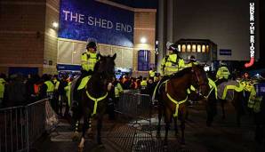 Polizeieinsatz an der Stamford Bridge: Fans des FC Bayern München versuchen den Gästeblock zu stürmen, die Polizei geht mit einer Reiterstaffel dazwischen.