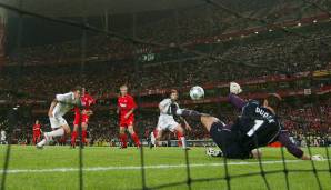 FC LIVERPOOL - TOR - JERZY DUDEK: Sorgte mit seinem Doppel-Save gegen Shevchenko dafür, dass Liverpool ins Elferschießen kam. Machte sich dort mit seinen Paraden unsterblich. 2007 wechselte der Pole zu Real, 2011 beendete er seine Klub-Karriere.